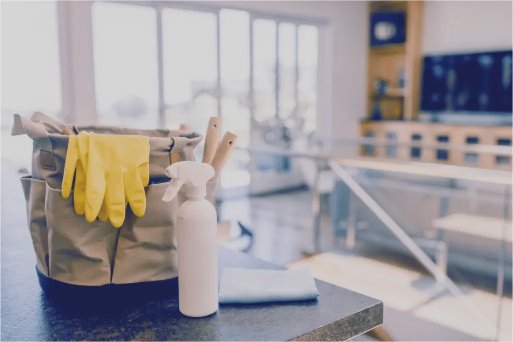 Reinigungstasche mit gelben Handschuhen und Sprühflasche