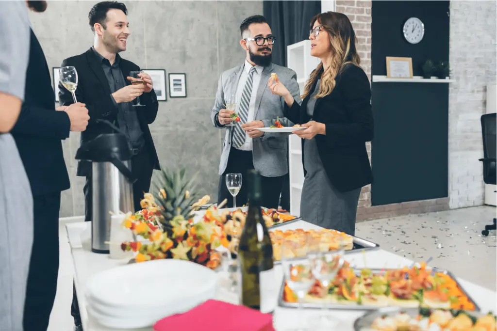 Gäste im Gespräch an einem Buffet