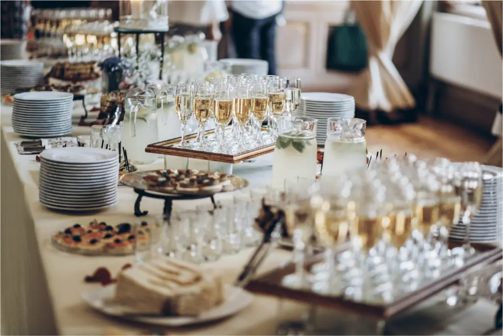 Gedeckte Buffettafel mit Gläsern und Häppchen